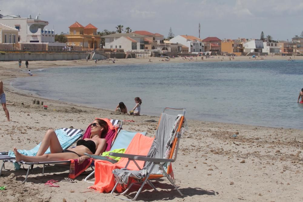 Turistas y locales disfrutan de un día de playa