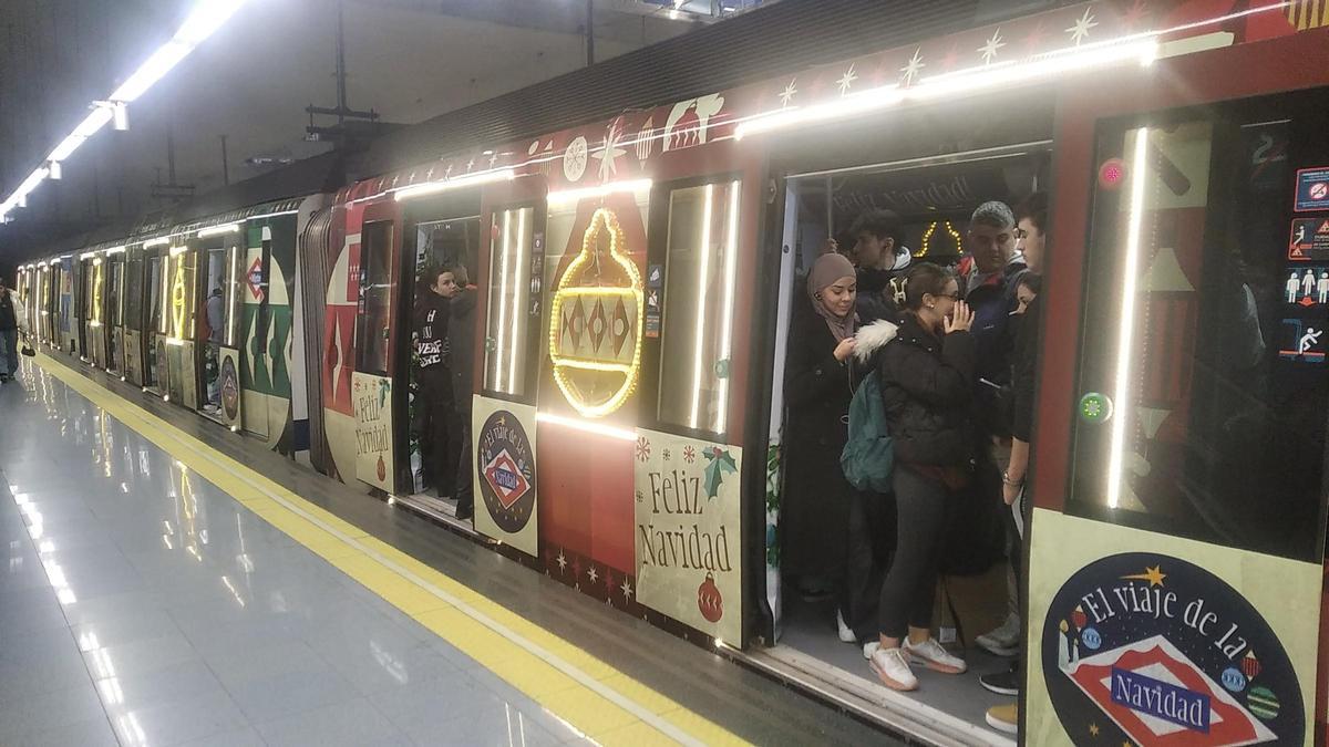 El metro en Madrid, decorado con motivos navideños.
