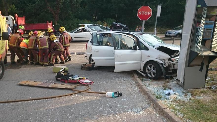 Cinc ferits en un accident entre dos turismes a Vidreres