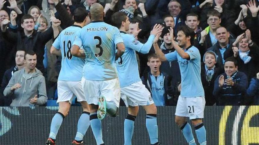 Silva es felicitado por sus compañeros del Manchester City tras marcar el primer gol. // Peter Powell