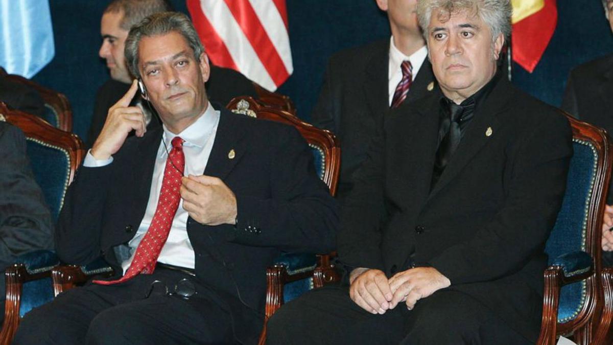 En la entrega de los premios, en 2006 sentado junto a Pedro Almodovar.