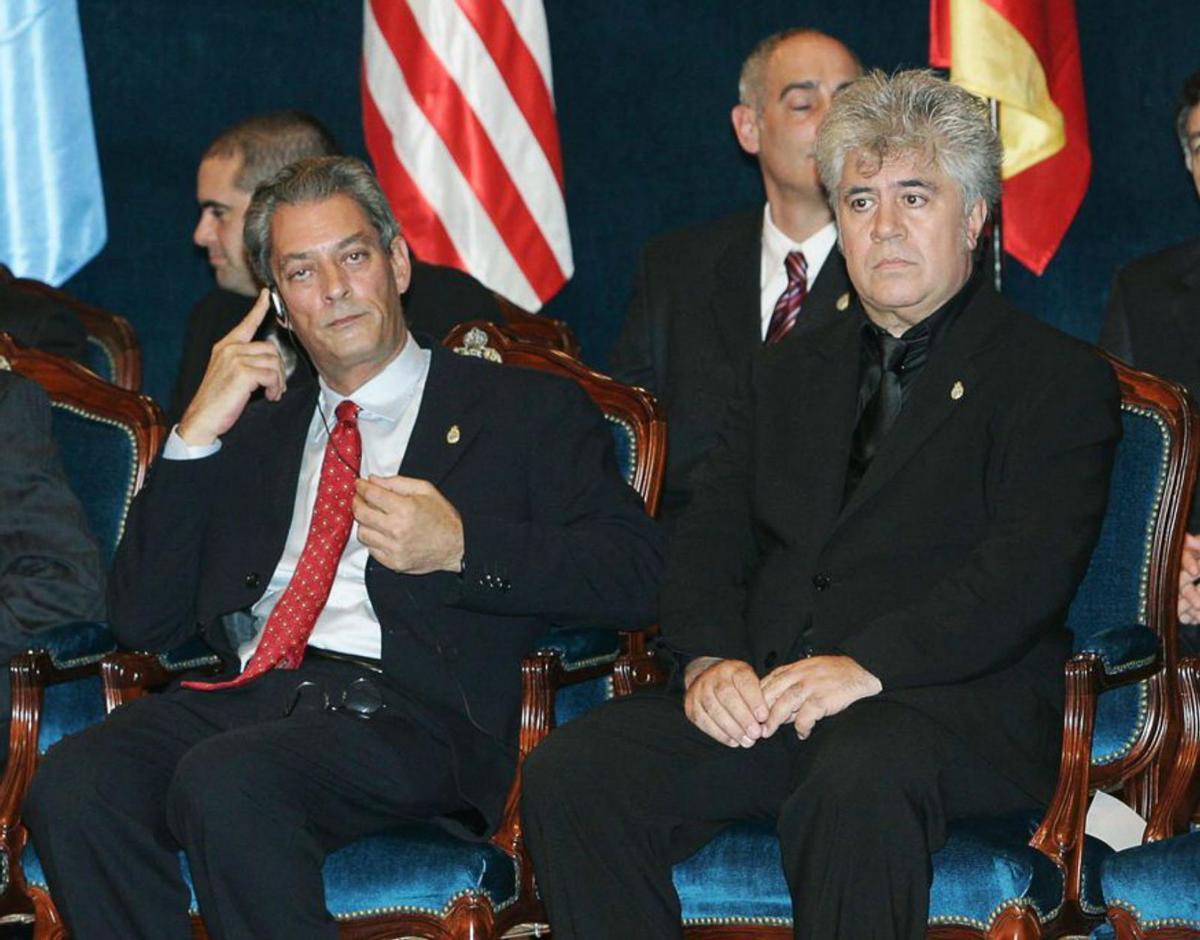 En la entrega de los premios, en 2006 sentado junto a Pedro Almodovar.