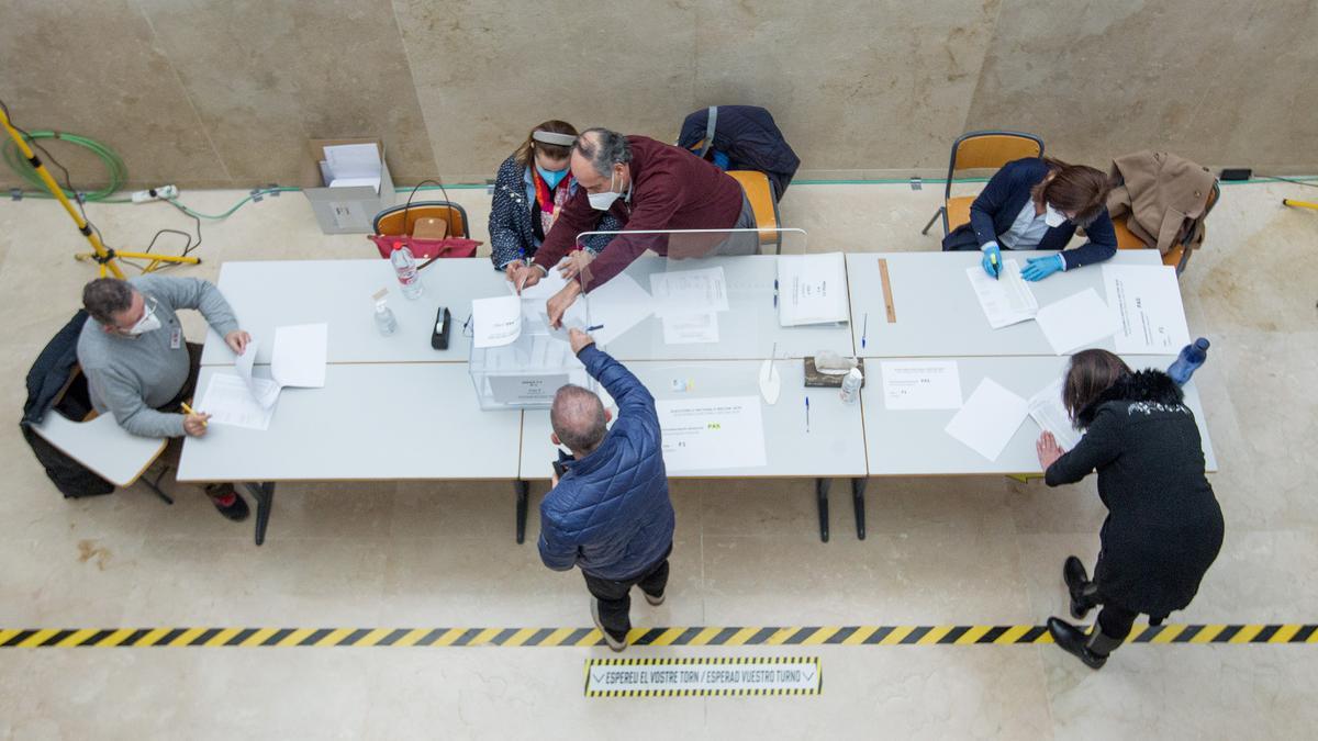 Los catedráticos Amparo Navarro y José Vicente Cabezuelo se disputan este jueves el Rectorado de la UA