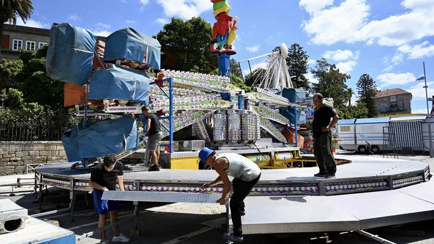 Montaje de las atracciones para las fiestas de la Peregrina en la Alameda.