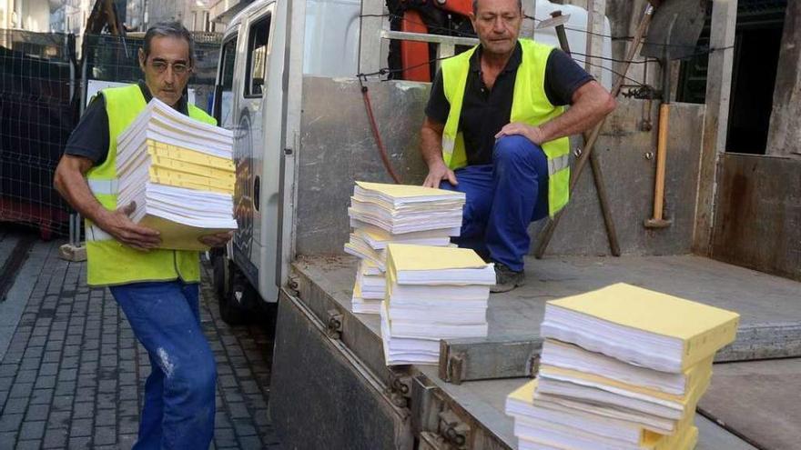 Se necesitó un camión de la brigada de obras para el traslado desde el Archivo // Rafa Vázquez