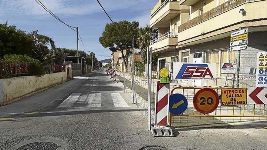 Cala Bona seguirá en obras hasta bien entrado el verano.