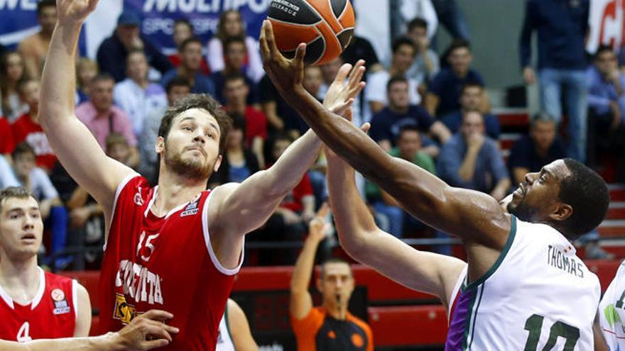 Will Thomas lucha por un rebote el pasado jueves en Zagreb con el pívot del Cedevita, Miro Bilan.