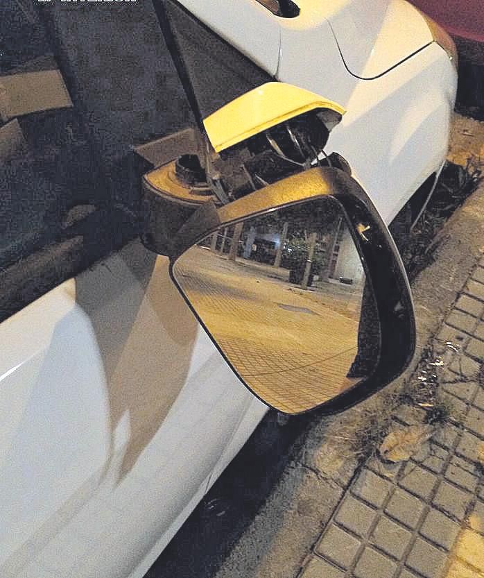 Desperfectos provocados por los detenidos en distintos coches aparcados.