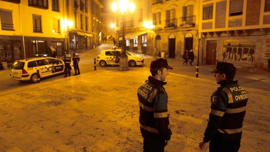 Agentes de la Policía Local, en un control en el Antiguo.