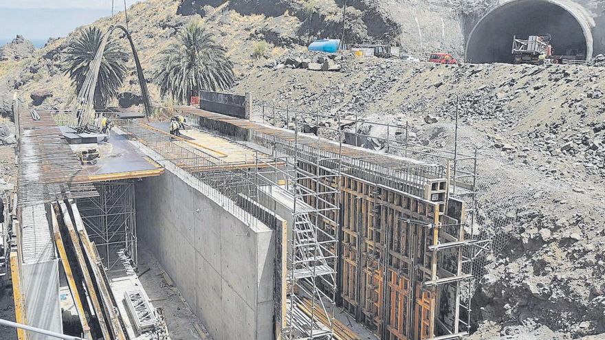 Imagen de la construcción de la carretera entre La Aldea y Agaete, en Gran Canaria, una de las más costosas del convenio de carreteras.