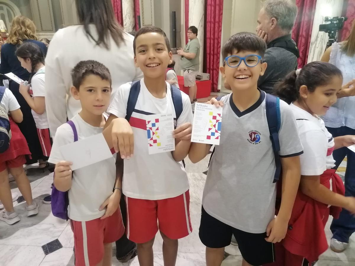 Alumnos del Colegio Natividad de Nuestra Señora de Burjassot muestran en autógrafo de la alcaldesa tras su visita a la Real Senyera