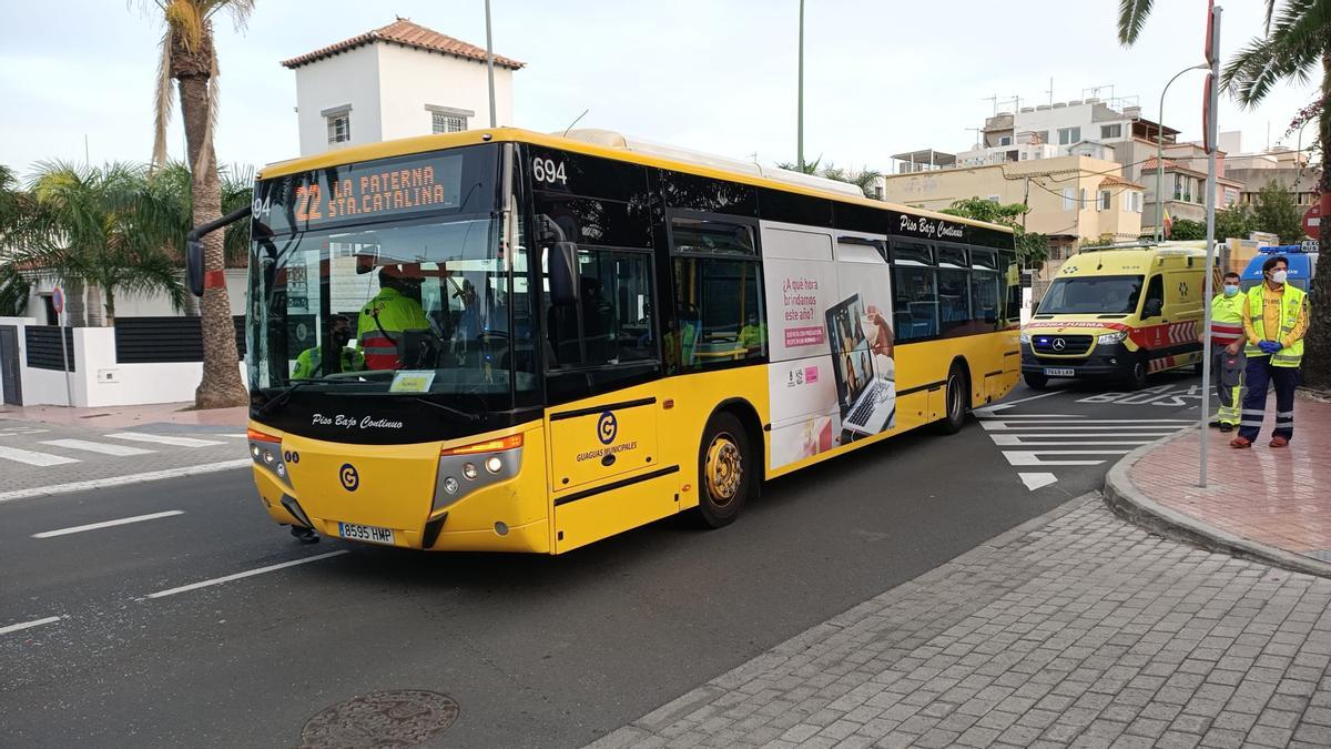 Guagua de la línea 22 que sufrió un accidente con un turismo en Pío XII