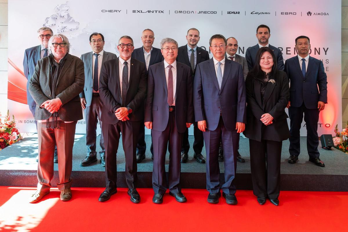 En el centro de la imagen, el presidente de Chery Auto, Yin Tongyue, junto con el consejero de Empresa y Trabajo Miquel Samper a su izquierda.