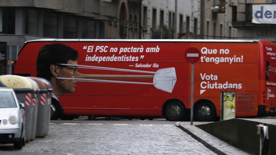 L&#039;autobús de campanya de Cs que acusa Salvador Illa (PSC) de mentir amb els pactes i l&#039;il·lustra amb un nas de Pinotxo
