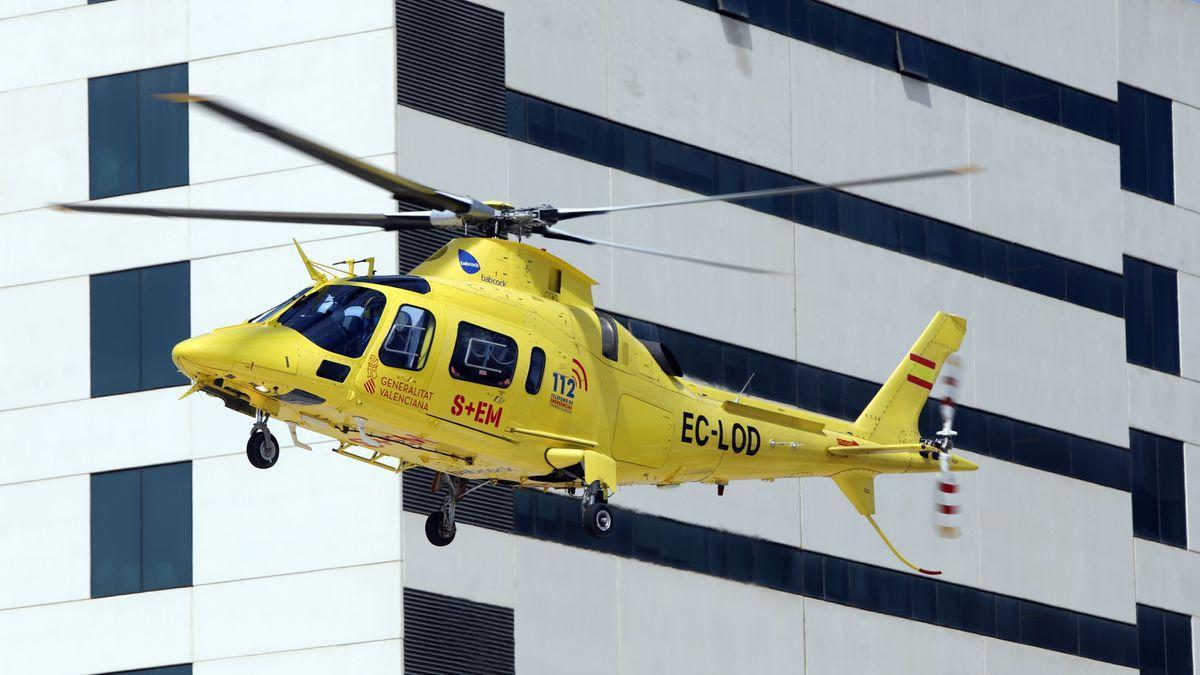 La mujer ha sido trasladada en el helicóptero al Hospital La Fe de València. / M.A.MONTESINOS