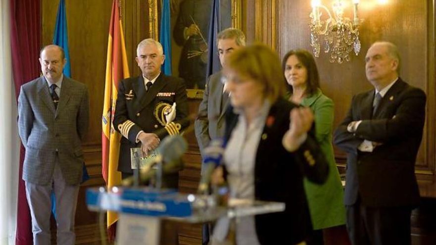 Pilar Varela, y detrás Ramón Alvargonzález, Juan Fontán, Fermín Rodríguez, Ana Fueyo y Vicente Gotor. | ricardo solís