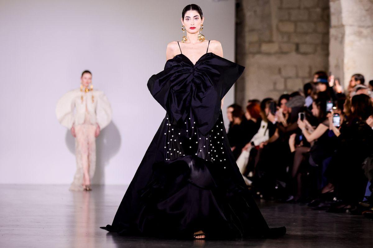 Un momento del desfile 'Presagio' de Juana Martín en París.