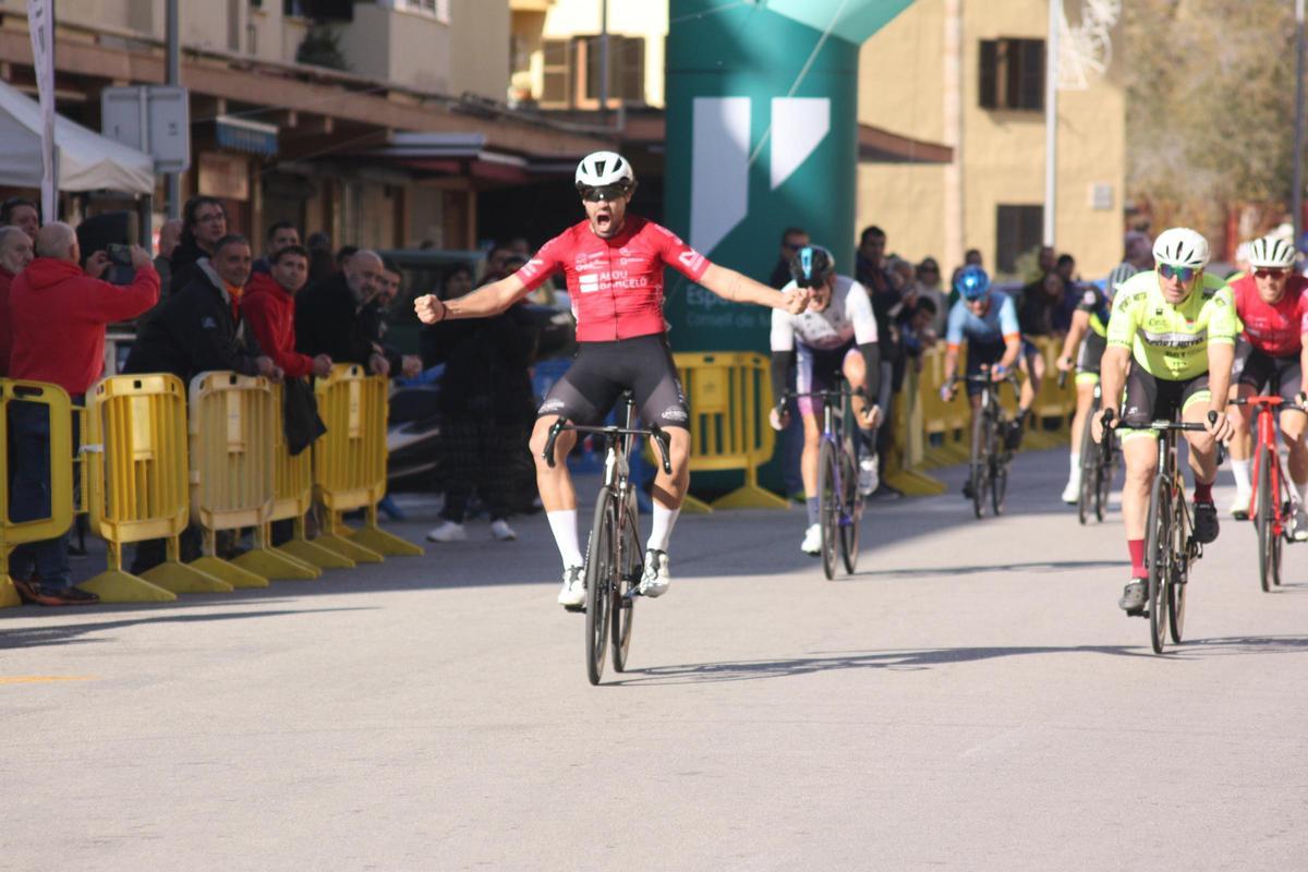 Ciclismo. Cursa de s'Indiot. Jorge Rey celebra su triunfo en la prueba de segunda categoría con mirada atenta  del alcalde Jaime Martínez desde el lateral