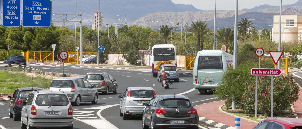 El tramo de la A-70 de acceso a la Universidad de Alicante soporta un tráfico diario de cien mil vehiculos