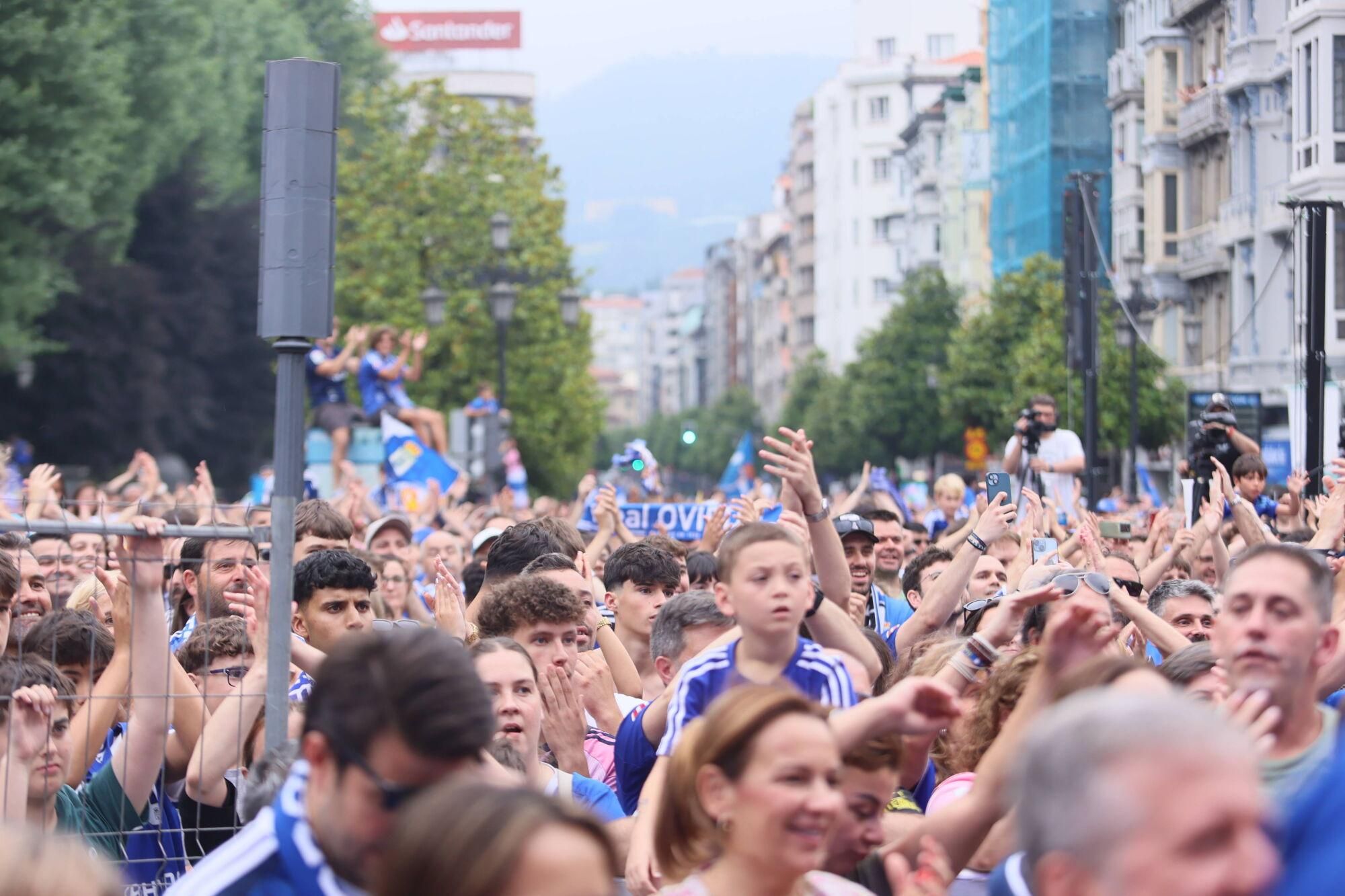Locura azul en las calles de Oviedo para celebrar el ascenso del equipo a Primera División