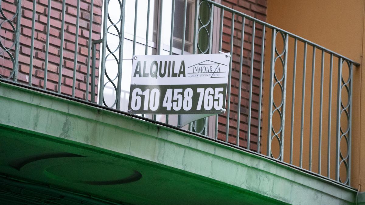 Vivienda con un cartel del alquiler