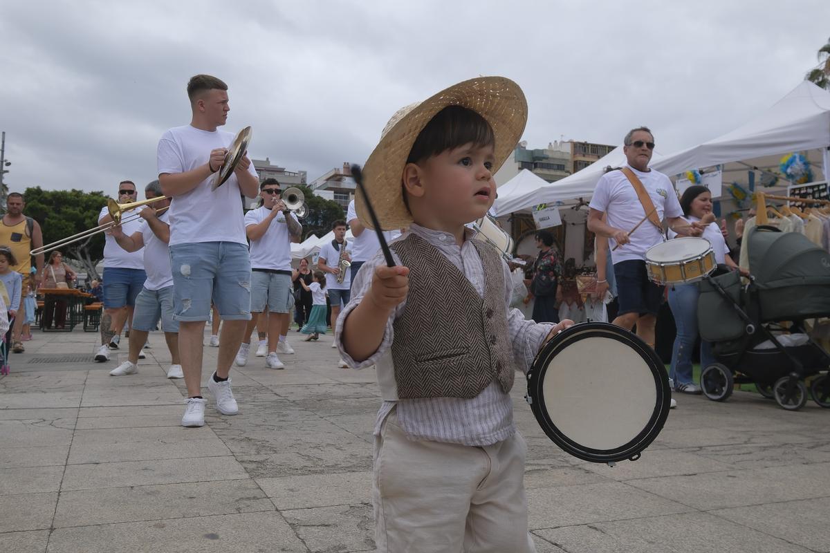 El pequeño Nilo Morales baila junto a la banda, a su llegada al parque Santa Catalina.