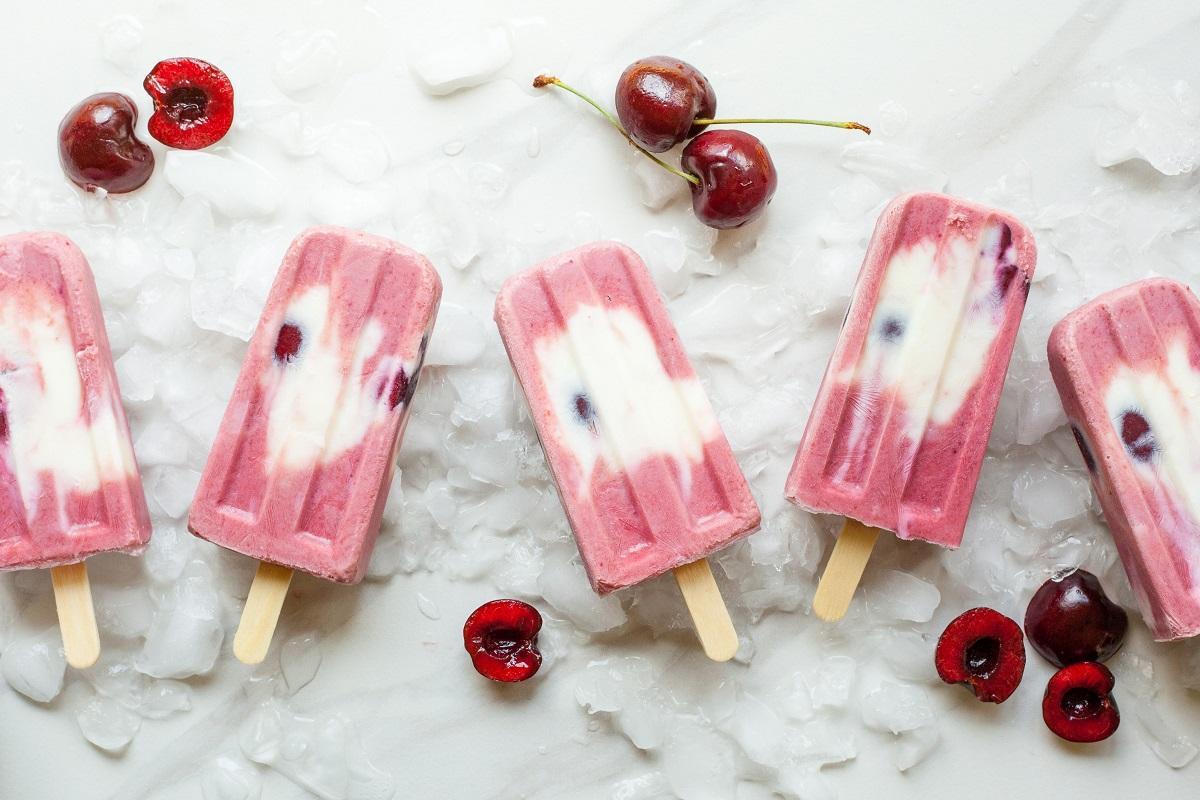 Dos bolas de helado o un polo contienen 25 gramos de azúcar.