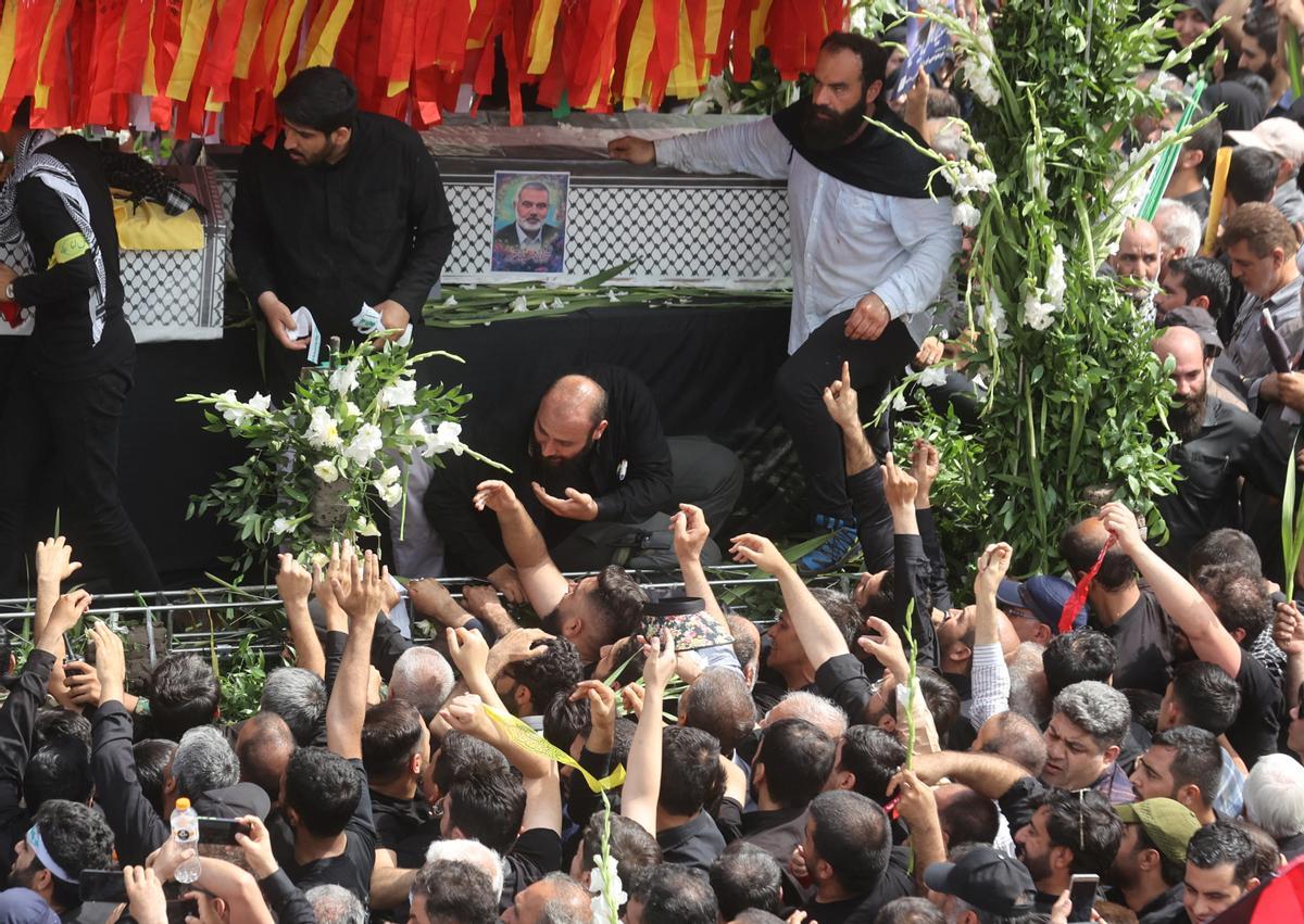 Teherán despide en un funeral multitudinario al líder de Hamás, Ismail Haniya, asesinado por Israel.