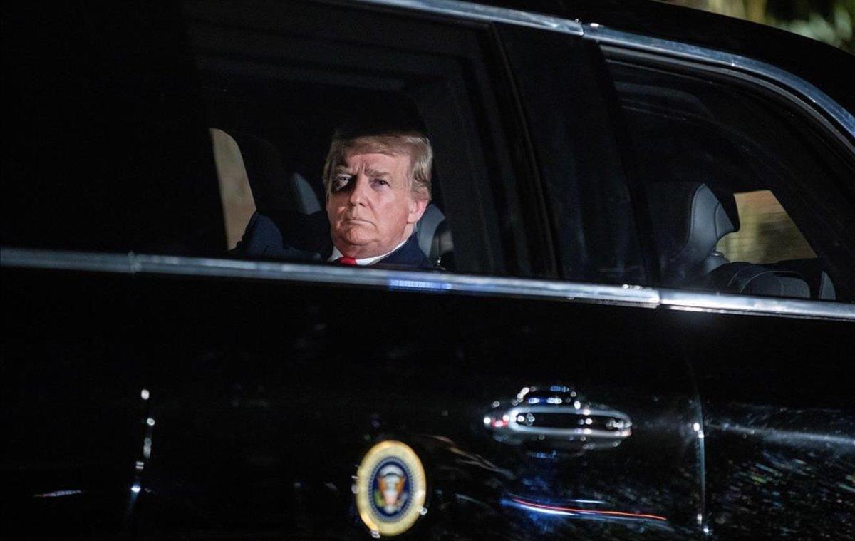 El presidente estadounidense Donald Trump sale de la Casa Blanca rumbo al Capitolio.