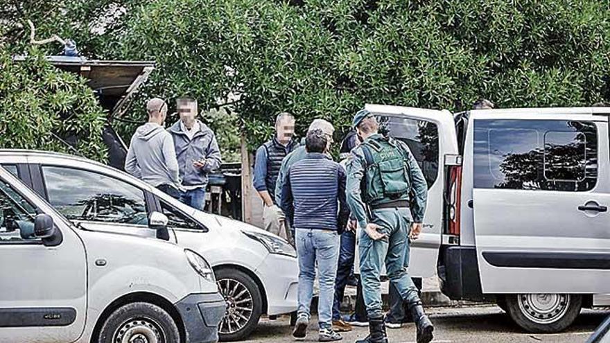 Agentes de la Guardia Civil inspeccionan una chabola en el polÃ­gono de Son Rossinyol.