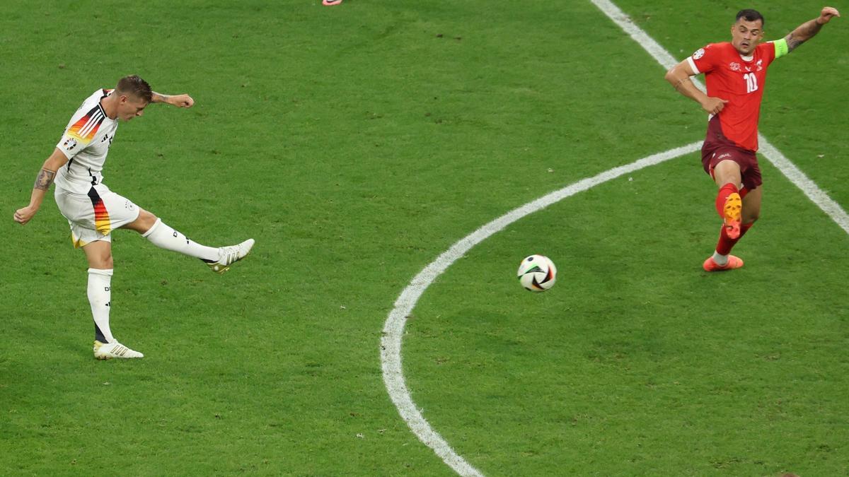 Kroos dispara desde fuera del área ante la oposición de Xhaka en el partido frente a Suiza