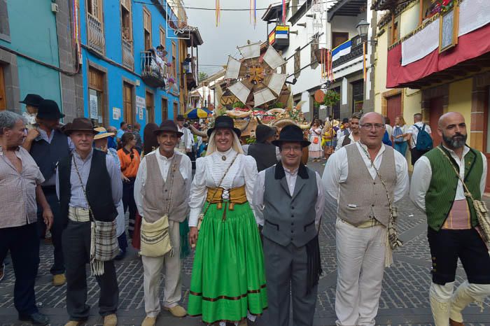 Carretas y grupos en la romería del Pino