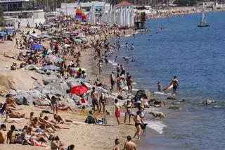 Playas repletas en el primer fin de semana primaveral en Badalona