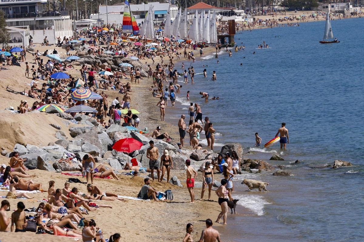 Playas repletas en el primer fin de semana primaveral en Badalona