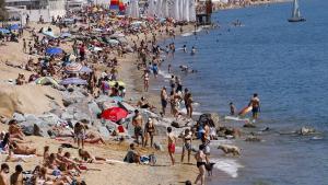 Playas repletas en el primer fin de semana primaveral en Badalona