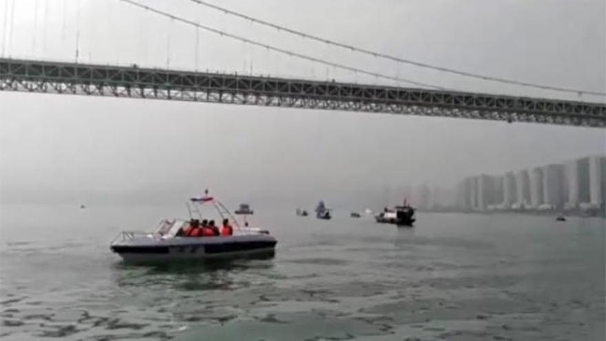 Fallecen los 15 ocupantes de un autobús que se precipitó por un puente en China