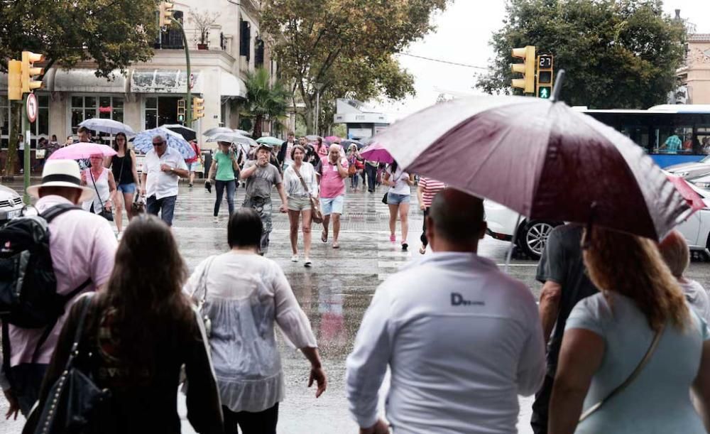 In der Balearenhauptstadt Palma ist am Dienstag (20.9.) der seit Monaten erste heftige Schauer herabgeregnet. Platschnasse Touristen und kleinere Unfälle waren die Folge.