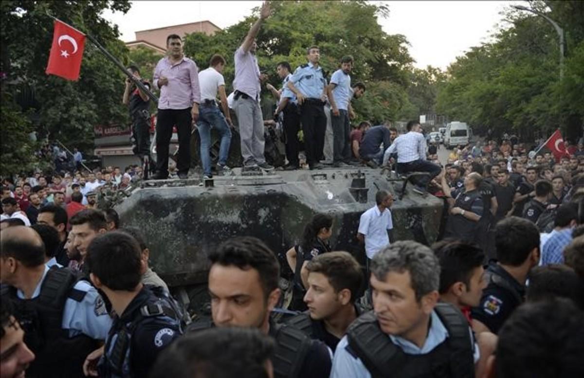 Partidarios de Erdogan sobre un tanque, tras el fracaso del golpe militar