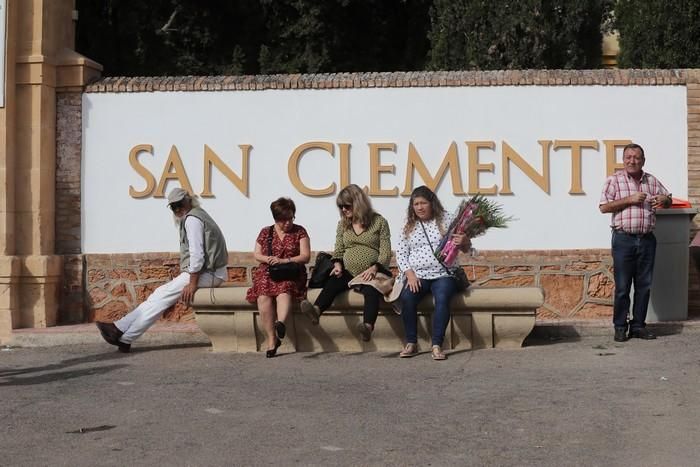 Día de Todos los Santos en el cementerio de Lorca