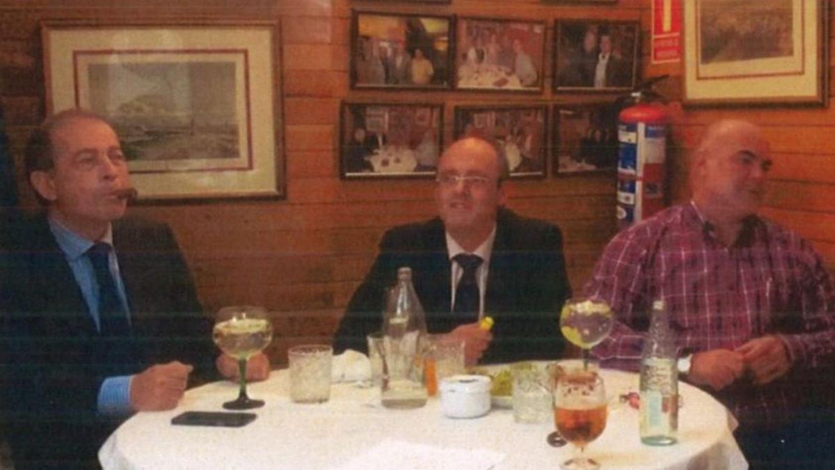 Espinosa, con un puro, y Navarro (der.), con el empresario Antonio Bautista en Madrid.
