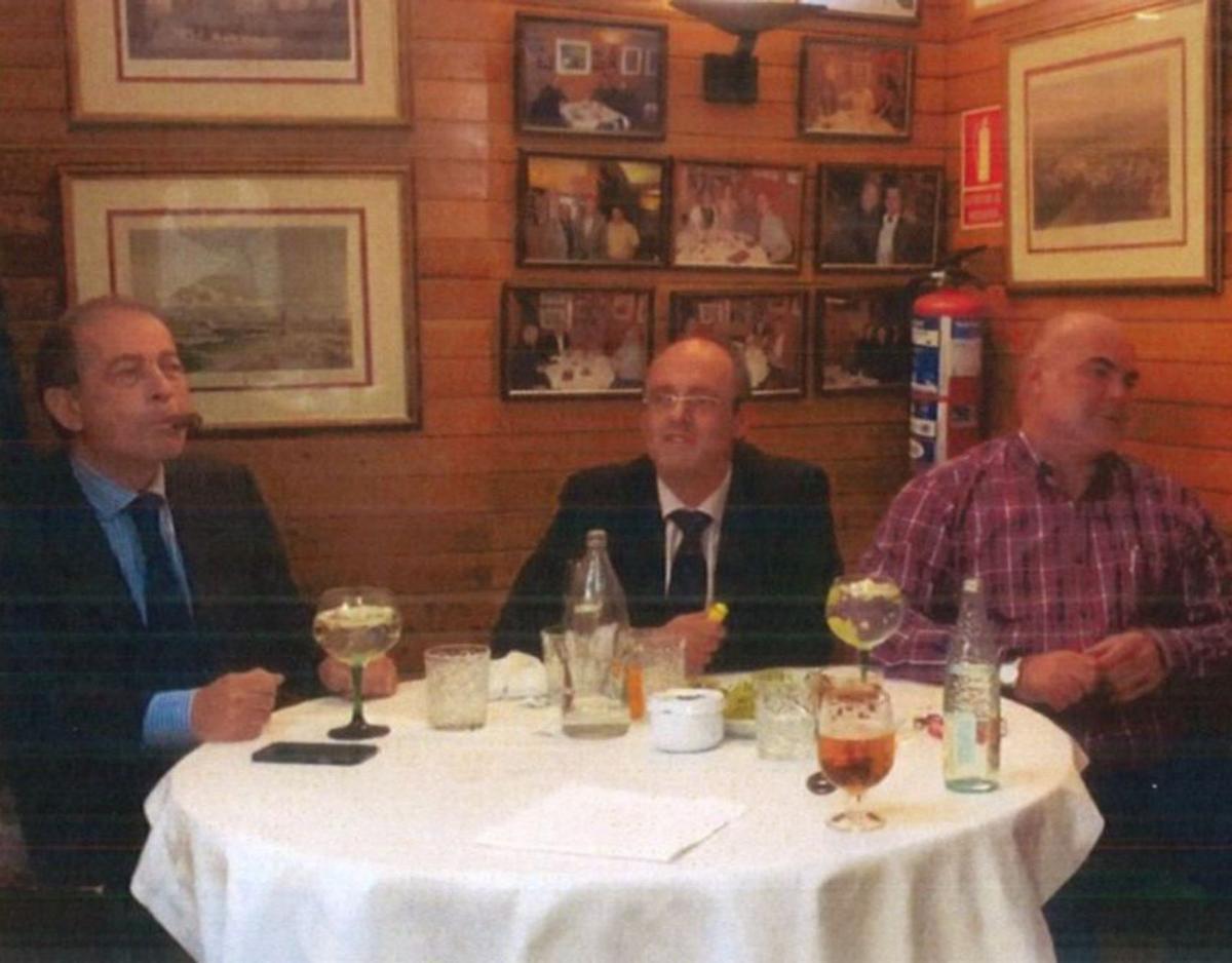 Espinosa, con un puro, y Navarro (der.), con Antonio Bautista en Madrid.