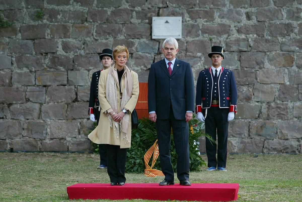 Pasqual Maragall y María Teresa Fernández de la Vega, el 15 de octubre de 2004, en el Fossar de la Pedrera de Montjuïc, donde fue fusilado Lluís Companys