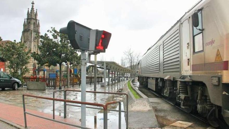 El tren accede al Puerto de Marín a través de la Plaza de Placeres.  // Santos Álvarez