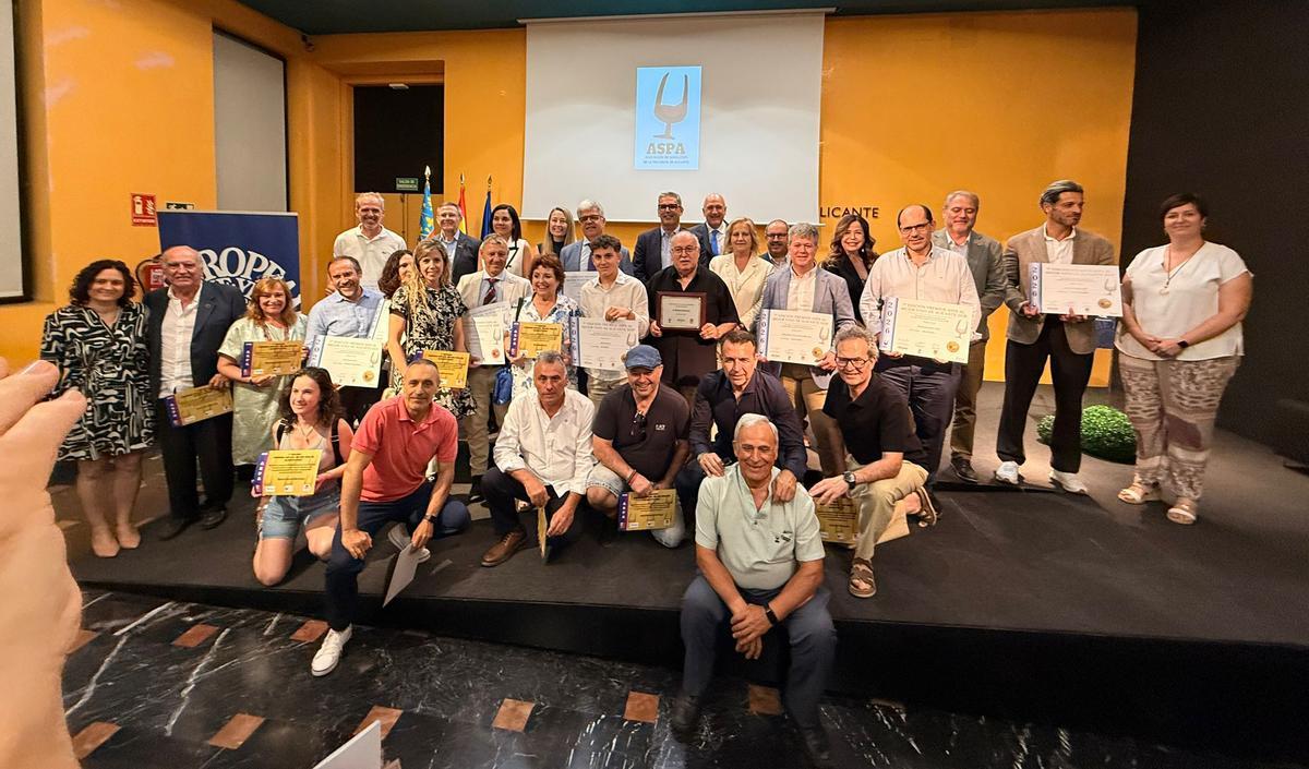 Foto de familia de los premiados.