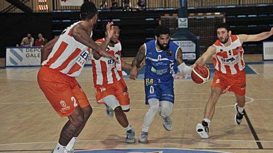 Los jugadores del Básquet Coruña presionan a un rival ayer en Marín.