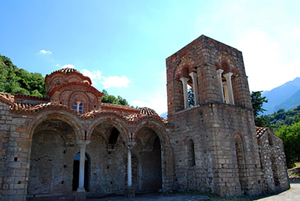 Temples ortodoxos de Mistràs amb el Taigeto de fons.