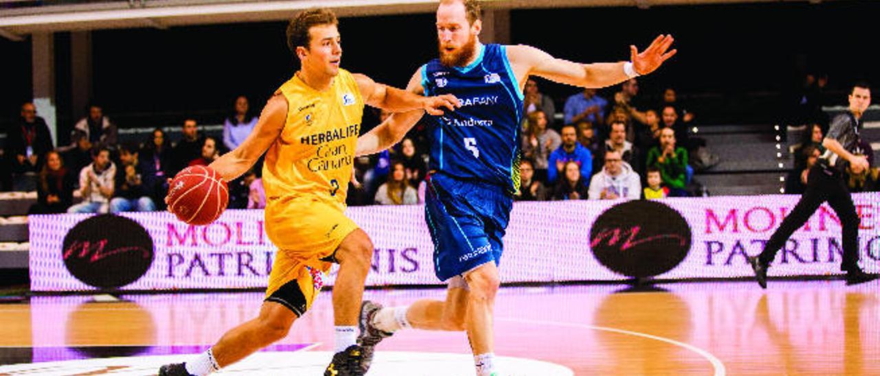 Kevin Pangos, defendido por Schreiner.