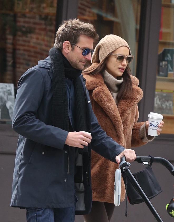 Irina Shayk con abrigo de pelo marrón de Mango junto a Bradley Cooper