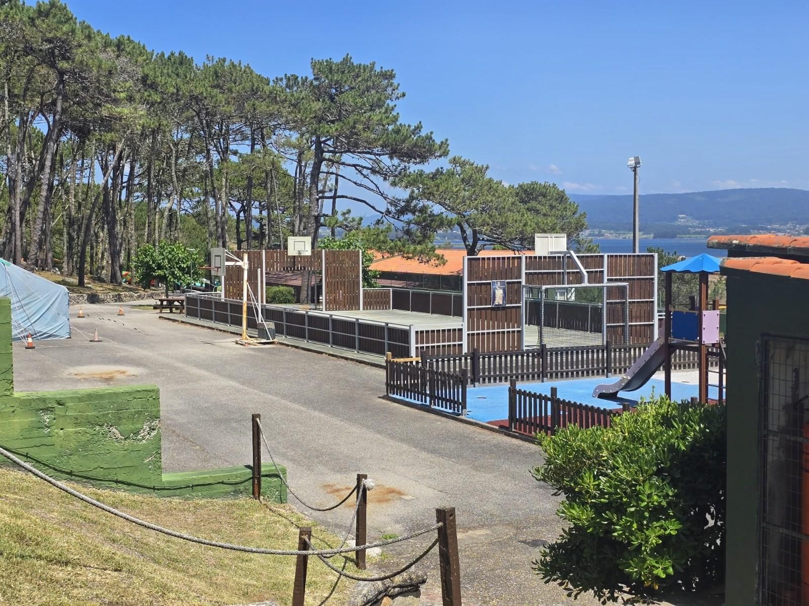 El primero de los once turnos previstos, con 140 niños, ya está en el centro vacacional de A Lanzada.