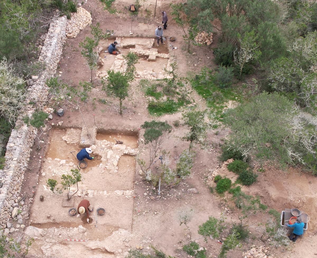 Imagen cenital de las construcciones halladas en el yacimiento de Sa Font, en Cabrera